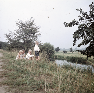 859599 Afbeelding van de kinderen Elsje, Elly, Hans en Harm Jan op de dijk bij de Prof. Jordanlaan te Utrecht.